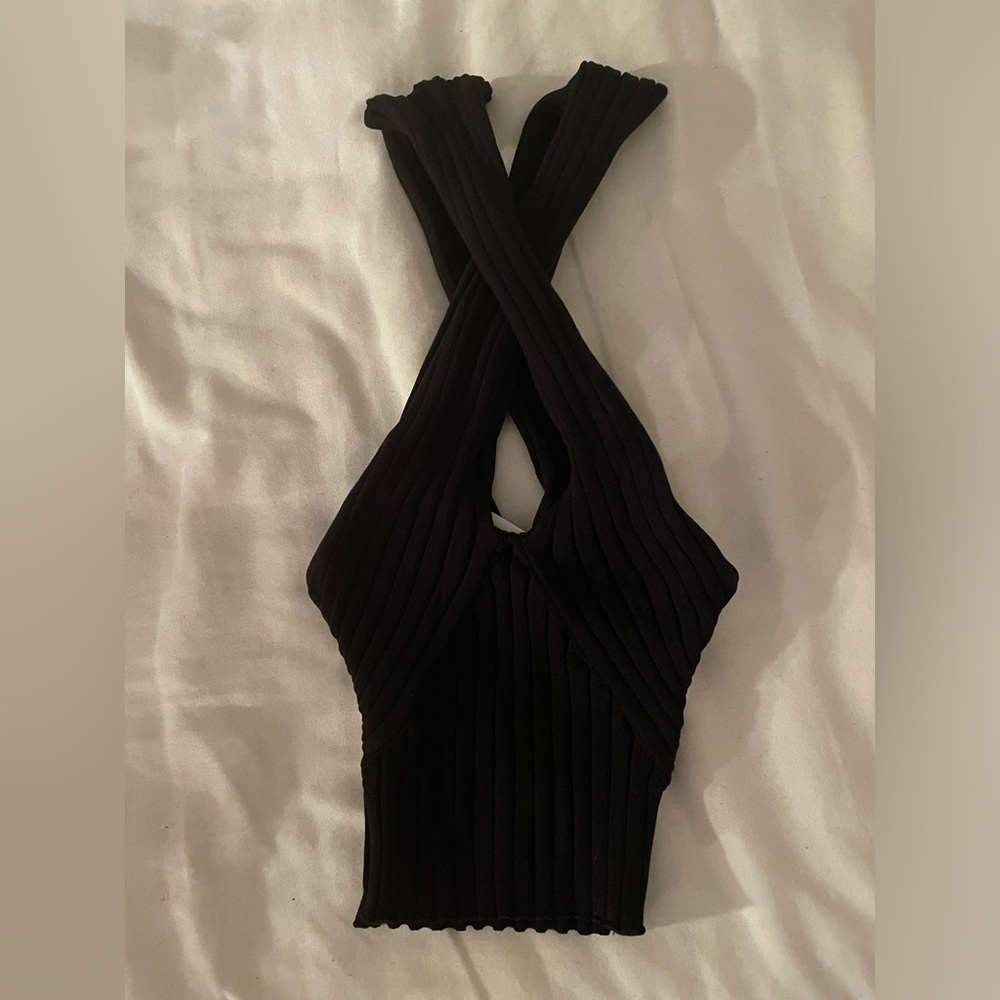 Crossed strap stretchy black crop top